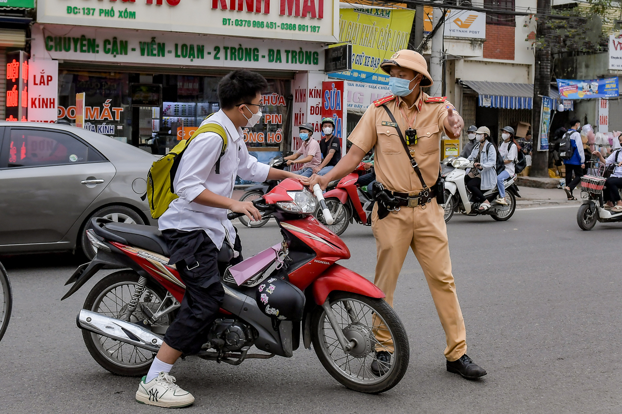 Không đội mũ bảo hiểm khi tham gia giao thông là hành vi nguy hiểm