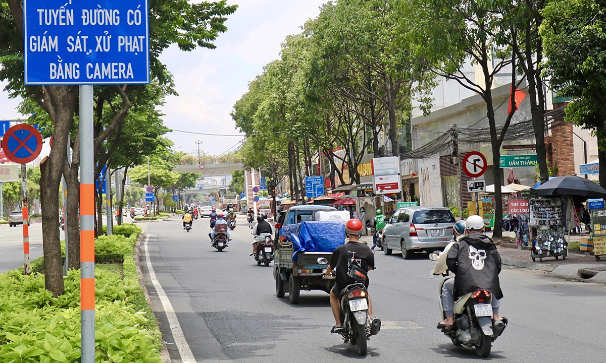 Biển cảnh báo ghi hình phạt nguội qua camera trên đường Điện Biên Phủ, quận Bình Thạnh