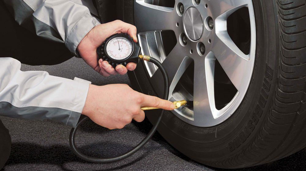 Kiểm tra áp suất và độ mòn của lốp xe trước khi xuất phát